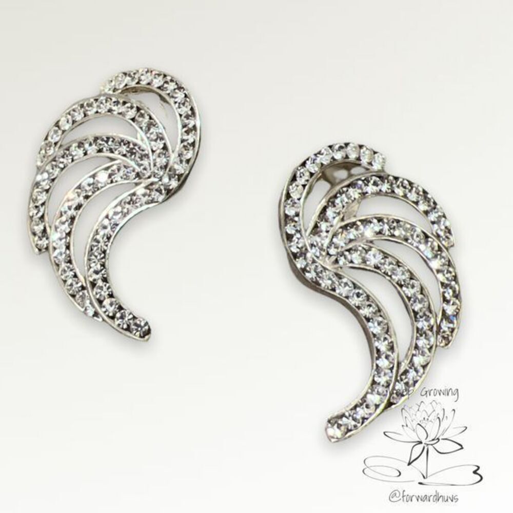 Timeless Sparkle: Vintage Rhinestone Clip-On Elegance